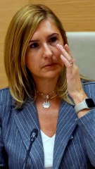 Pradas llora cuando Rufián le entrega la cuerda que usó una niña en la dana