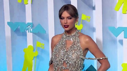 Taylor Swift Swallows A Bug While Performing Live & Her Reaction Is Hilarious