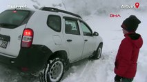 Artvin’de kar nedeniyle araçlar yolda kaldı, sürücüler ateş yakıp ısındı