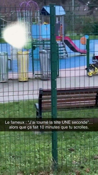 Dans une aire de jeux, une maman est absorbée par son téléphone, laissant son enfant, s’éloigner sans surveillance
