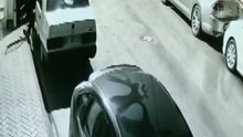 Park halindeki otomobilin teybini 46 saniyede çaldı, o anlar kamerada