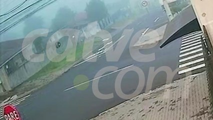 Câmera flagra batida entre carro e ônibus que deixou mulher ferida no Periolo