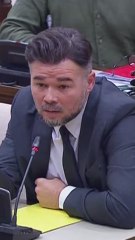 Salomé Pradas rompe a llorar después de que Rufián le entregue la cuerda de una niña fallecida