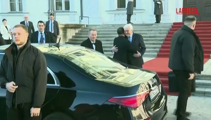 Ucraina, Zelensky ricevuto dal presidente tedesco Steinmeier: le immagini dell'incontro