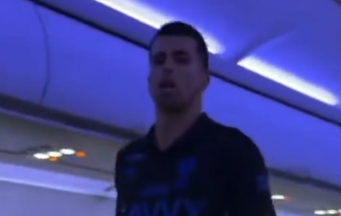 VIDEO / Follia Cancelo: aggredisce il passeggero in aereo. Ma è tutto uno scherzo?