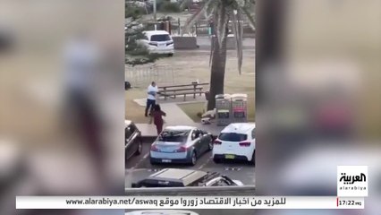 كاميرا مراقبة توثق لحظة سيطرة أحمد الأحمد على أحد منفذي هجوم سيدني