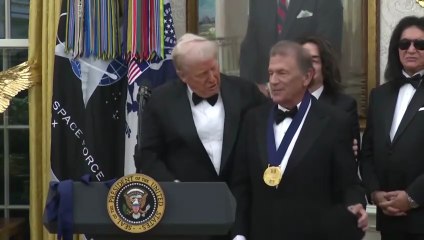 💖Sylvester Stallone - 6 Décembre 2025 Le président américain Donald Trump lui remet une médaille lors de la cérémonie des Kennedy Center Honors dans le bureau ovale de la Maison Blanche à Washington.💖💥ABONNES-TOI STP🙏💖 MERCI 🙏💖💥