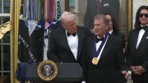 💖Sylvester Stallone - 6 Décembre 2025 Le président américain Donald Trump lui remet une médaille lors de la cérémonie des Kennedy Center Honors dans le bureau ovale de la Maison Blanche à Washington.💖💥ABONNES-TOI STP🙏💖 MERCI 🙏💖💥