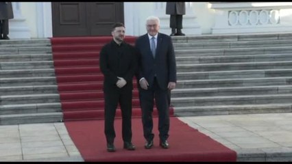 Zelensky a Berlino stringe la mano a collega Steinmeier