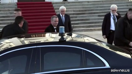 Zelensky a Berlino stringe la mano a collega Steinmeier