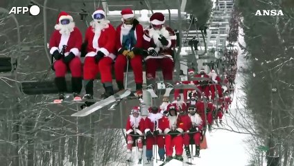 Stati Uniti, centinaia di Babbi Natale sciano sulle piste del Maine