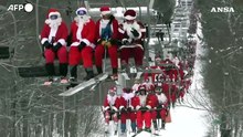 Stati Uniti, centinaia di Babbi Natale sciano sulle piste del Maine