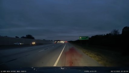 Un avion atterrit d'urgence sur une autoroute