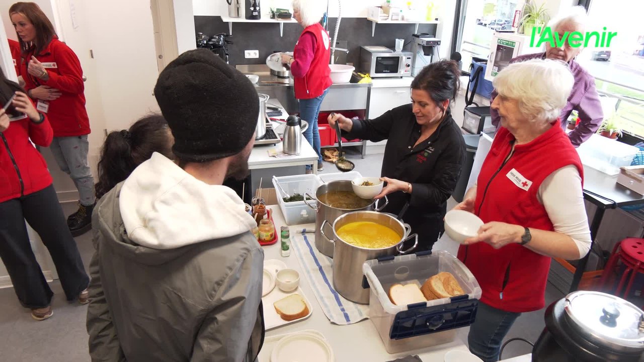 La cheffe étoilée Arabelle MEirlaen a préparé et servi la soupe aux plus démunis à Liège