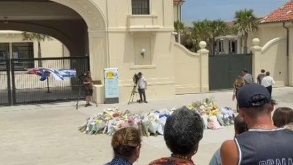 Un altar de flores en recuerdo de las víctimas, este lunes, frente al pabellón de la playa de Bondi Beach.