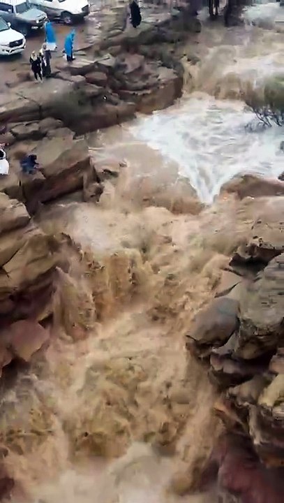 بالفيديو والصور .. "شلالات الداهنة" ترسم لوحات فنية ومناظر جمالية خلابة شمال شقراء