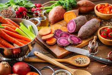 El Comidista, Mikel López Iturriaga, desmonta en La Ventana los mitos del "crudivorismo", una de las nuevas palabras del diccionario