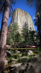 Goge doğru uzanan dev bir taş sütun