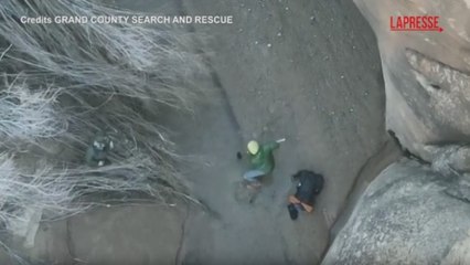 L'escursionista bloccato nelle sabbie mobili scava con una vanga per liberare le gambe dal fango gelido: il salvataggio ripreso dal drone