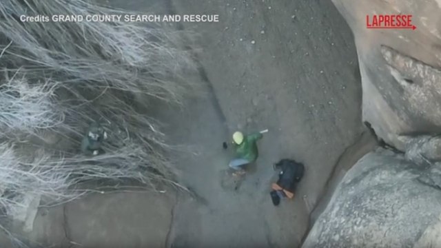 L'escursionista bloccato nelle sabbie mobili scava con una vanga per liberare le gambe dal fango gelido: il salvataggio ripreso dal drone