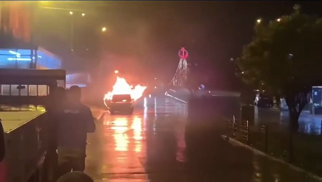 Cayır cayır yanan otomobil kullanılamaz hale geldi