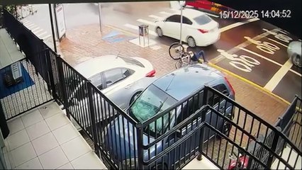 Deu no meio da placa: câmera mostra ciclista se chocando no Centro de Cascavel