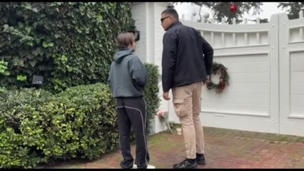 Sulla porta di casa Reiner, oltre la quale si è consumato l'omicidio