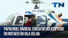 Papai Noel radical chega de helicóptero do Notaer em Vila Velha
