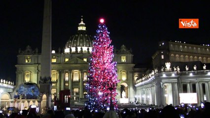 L'accensione dell'albero di Natale e l'inaugurazione del presepe a Piazza San Pietro