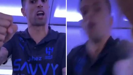 Joao Cancelo si infuria perché ripreso in video: prima minaccia con un pugno, poi prova a prendere il telefono con una manata