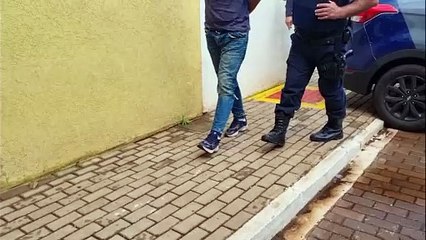 Jovem é preso na Rodoviária de Cascavel com 106 pacotes de cigarros contrabandeados na mala