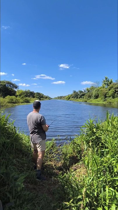 Pescando en las lagunas que están abajo del puente que une Colón con Paysandú 🎣👌