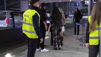 El beso de Óscar Casas y Ana Mena a la salida de los Billboard en Madrid