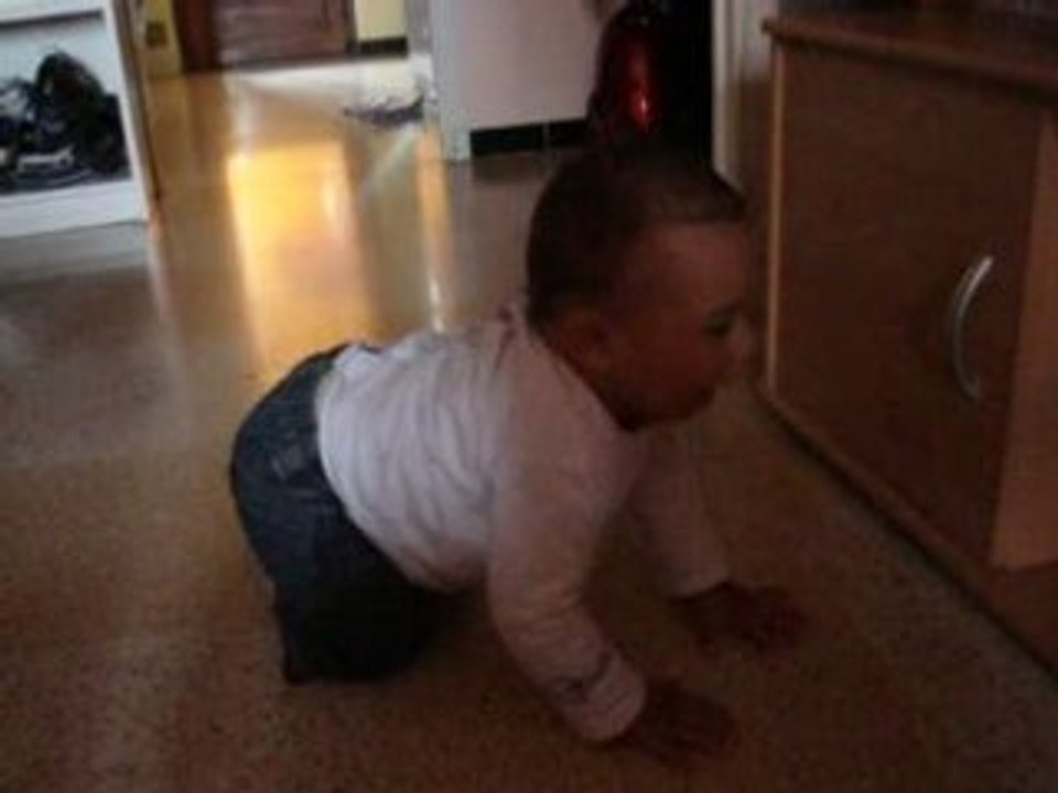 Noa qui va à 4 pattes et se met debout