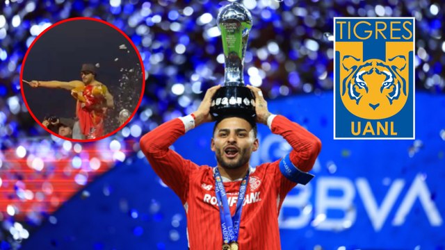 Alexis Vega se burla de Tigres con peluche de felino y así celebra el desfile de campeonato Apertura 2025