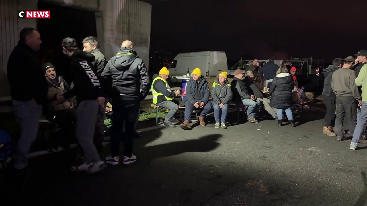 Agriculteurs en colère : blocage de l'A63, à Cestas, en Gironde
