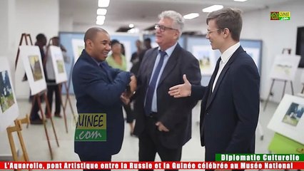 ​De l'Atelier au Musée : Les Étudiants Guinéens Révèlent leur Talent après la Formation avec l'Artiste Russe