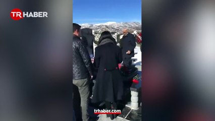 CHP'nin akla ziyan yeni uygulaması! Mezar başında rakı keyfi: Özgür Özel'in skandal görüntüleri ortaya çıktı!