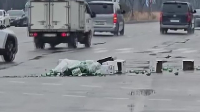 도로에 쏟아진 소주병... 교통사고·인명피해 없어 / YTN