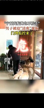 Rather than letting go, he would rather run naked. The man was forced to freshen up while walking the dog.