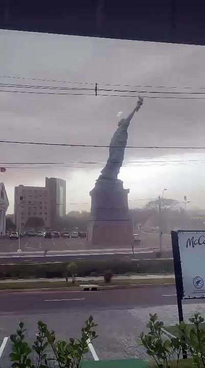 Vento atira ao chão Estatua da Liberdade... no...