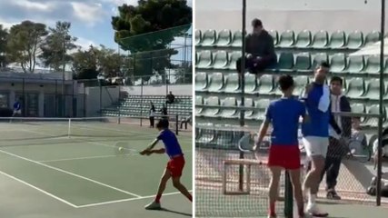 Djokovic si allena con un ragazzino di 14 anni: lo scambio è da urlo