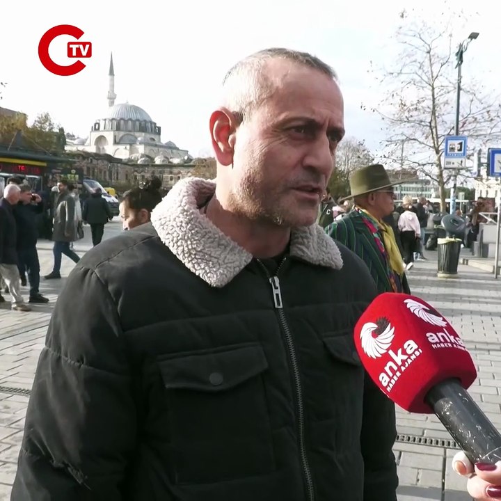 Yeni yıl öncesi Eminönü Meydanı... Yurttaşlar: Çocuklara ufacık bir hediye almaya çalışsan maaş yetmiyor... Ülke hiç bu kadar dibe vurmamıştı, korkuyorum biz de mi içeri gireceğiz diye, kimsenin özgürlük hakkı yok; sağı da, solu da içerde