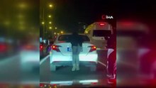 Trafikte ölümüne yolculuk: Hareket halindeki aracın arkasına tutunup metrelerce ilerledi