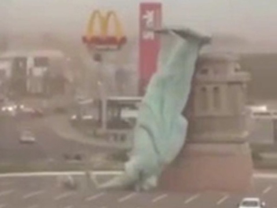 Riesige Statue kippt vom Sockel