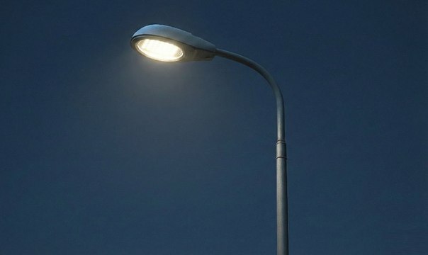 Pomigliano d'Arco (NA) - Lampioni nei cortili privati alimentati dal Comune: citati 4 funzionari per danno erariale (16.12.25)