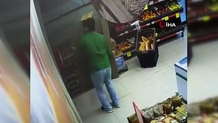 Markette ilginç anlar kamerada: Elinden düşünce korkup kaçtı!
