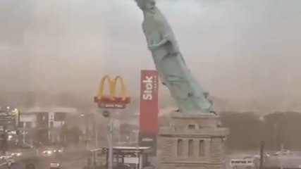 Brasile, il vento sradica una copia della Statua della Libertà: il video