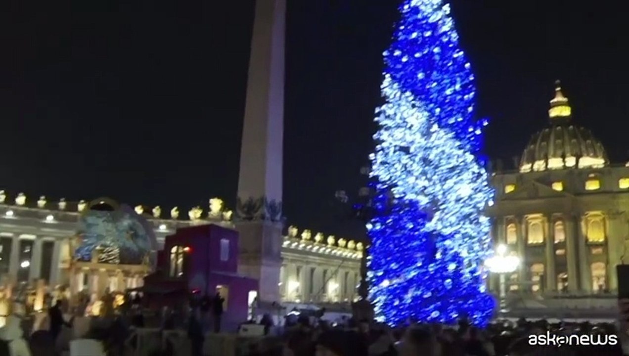 Inaugurato l'albero di Natale e il presepe in Piazza San Pietro