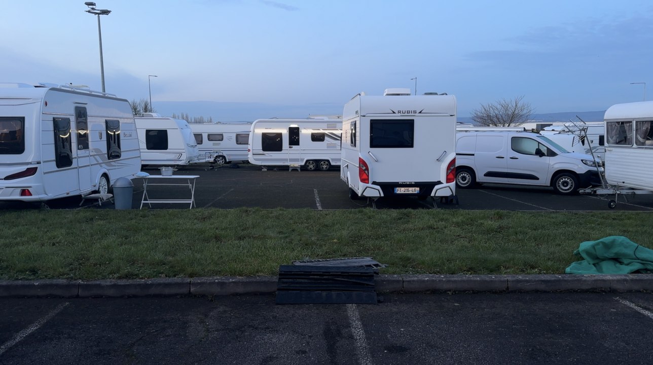 Une quarantaine de caravanes de gens du voyage occupent illégalement un parking à Flévy - Ennery